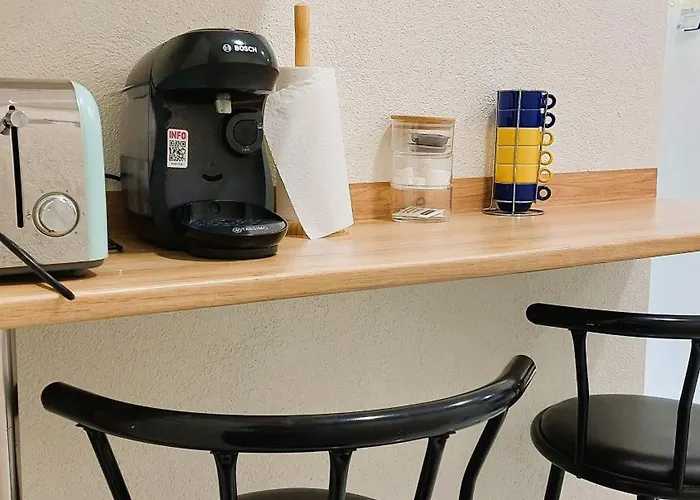 Superbe Et Son Garage Prive Gratuit *